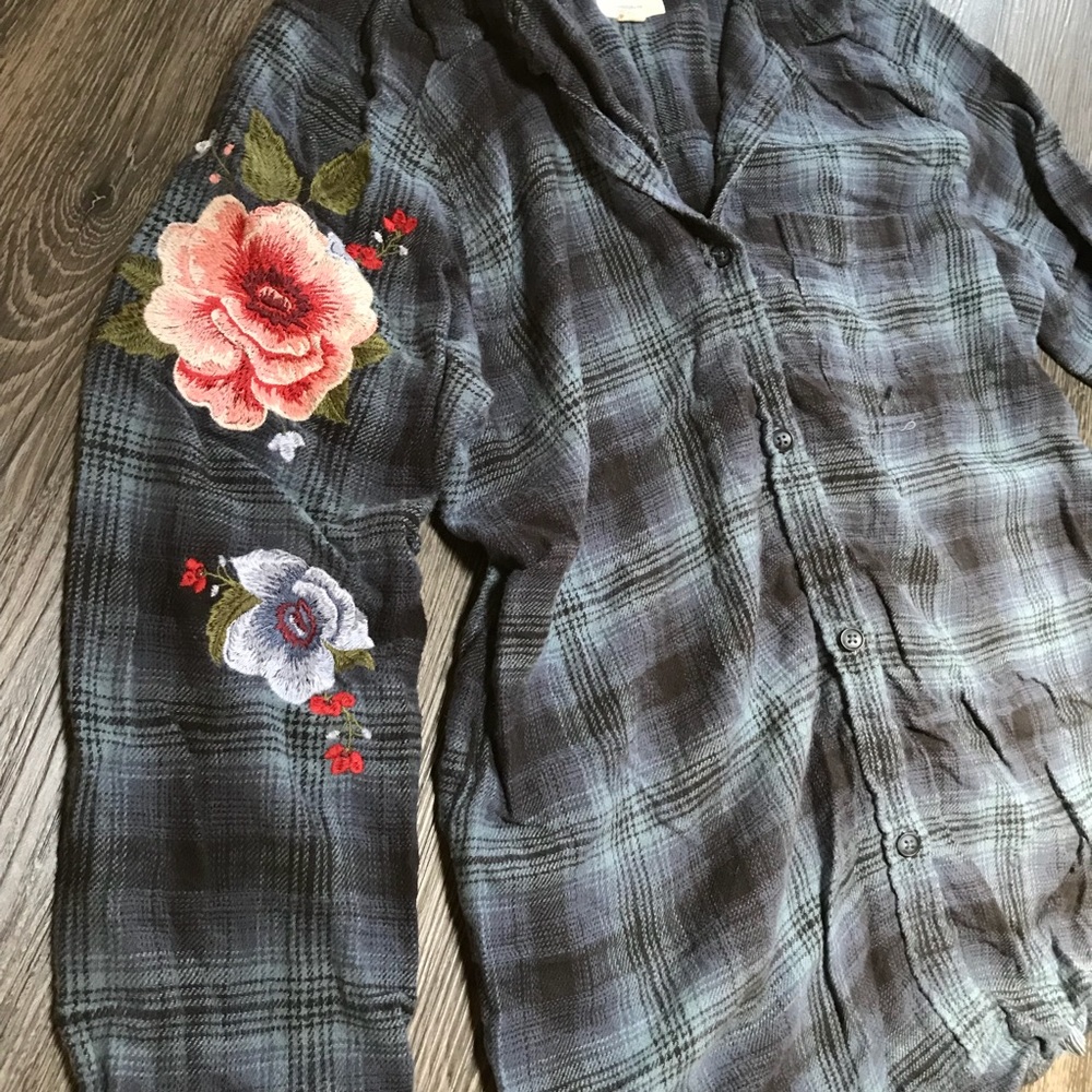 ⬇️ American Eagle oversized embroidered flannel